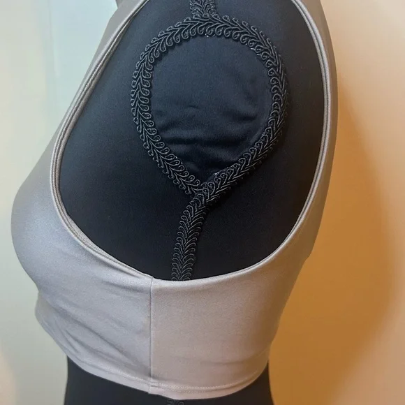 ALO Yoga Women's Taupe Sleeveless Crop Top
Workout gear - Picture 3 of 9